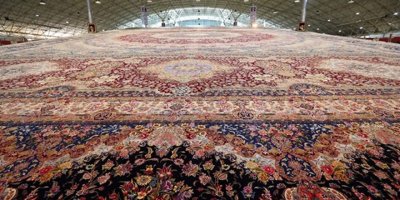İran "dünyanın en büyük el dokuma halısını" tanıttı