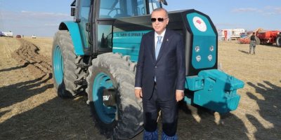 Bir ülkeyi yöneten insan kendi ülkesinin toprağına galoşla basmaz