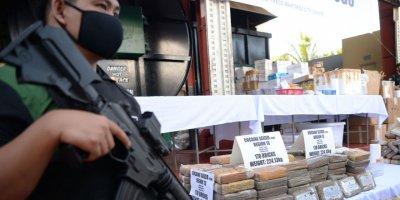 Uyuşturucu baronlarını 'kellelerini uçurmakla' tehdit etti