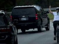 Trump’a el hareketi yapan kadın işinden kovuldu