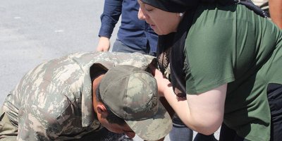 Öksüz askeri teselli etti  "Ben de senin annenim"