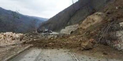 Bu yola dikkat ediniz ! Toprak kayması !