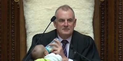 Yeni Zelanda meclis başkanı, kürsüsünde bebeğe biberonla süt verdi