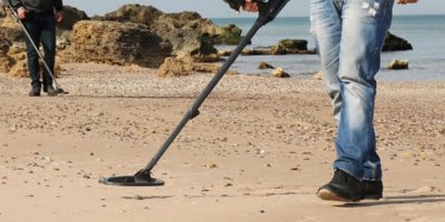 Plajda dedektör ile yakalandı