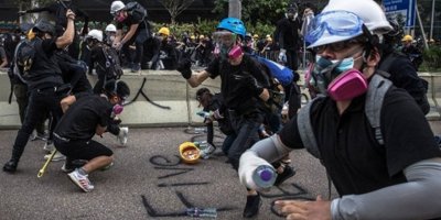 Hong Kong’ta protestoculara göz yaşartıcı gazla müdahale