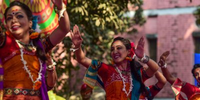 Bangladeş, evlilik belgelerindeki 'bakire' seçeneğini kaldırıyor