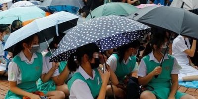 Hong Kong'da yeni öğretim yılı protesto ile başladı
