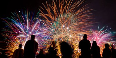 Sahnede havai fişek faciası! Ünlü şarkıcı hayatını kaybetti