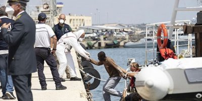 İtalyan STK gemisindeki düzensiz göçmenler karaya çıktı