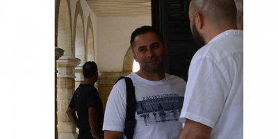 Yerde yatan tutukluyu tekmeledi