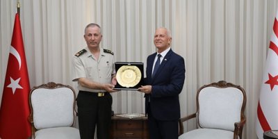 Töre komutanları kabul etti