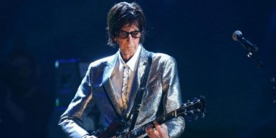 Ünlü şarkıcı hayatını kaybetti