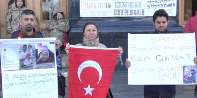 Türk babalar, başkanlık binası önünde kızları için eylemde