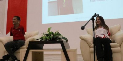 Milli yüzücüler üniversitelilerle buluştu