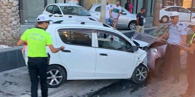 iki araç kafa kafaya çarpıştı