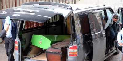 Eşini ve kızını, kumayı kabul etmedikleri için öldürdü