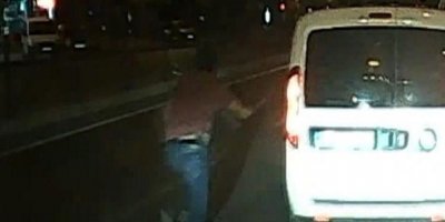 Polisler trafikte tartışırken, gözaltındaki şüpheli ekip aracıyla kaçtı