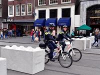 Amsterdam'da meydanlara güvenlik önlemi olarak beton bloklar yerleştirildi