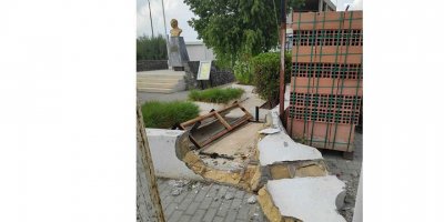 Atatürk büstüne büyük saygısızlık