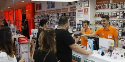 Yeni iPhone'ların ilk satışı gece başladı