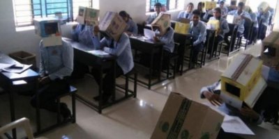 Sınavda kopya çekmesinler diye kafalarına kutu taktılar