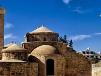 Hayvanların sahibi mandırayı taşıdı