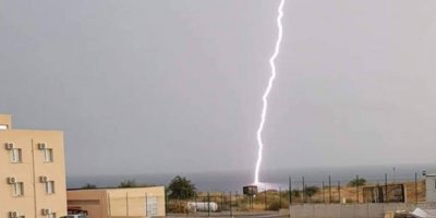 Denize düşen yıldırım böyle görüntülendi