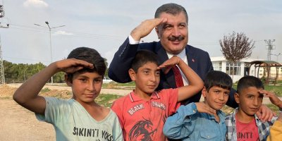 Çocuklarla asker selamı verdi