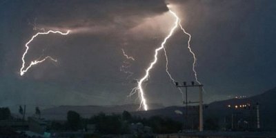Geçitkale’ye yıldırım düştü...
