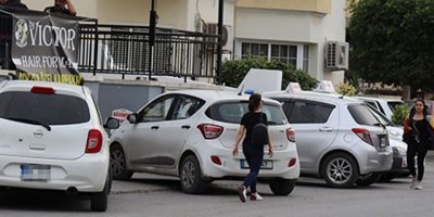 Yaya yolda araçlar kaldırımda