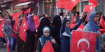 Peçeliler Cumhuriyet yürüyüşünde