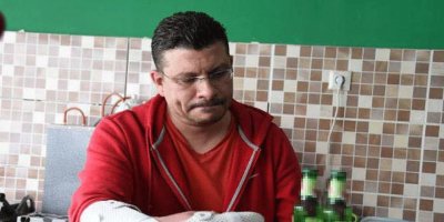 Açmaya çalıştığı soda şişeleri elinde patladı