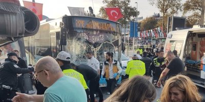 Beşiktaş meydanında otobüs durağa daldı