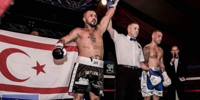 İngiliz boksör sadece bir buçuk dakika ayakta kalabildi