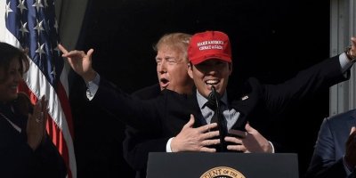 Trump Beyaz Saray'da beyzbol oyuncusuna arkadan sarıldı