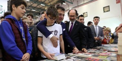 Ekrem İmamoğlu TÜYAP Kitap ve Sanat Fuarı’nı oğlu Semih ile birlikte gezdi