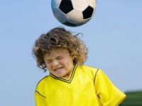 Çocukların topa kafayla vurması ölüme yol açabilir