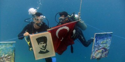 Su altında Atatürk Portresi yaptılar