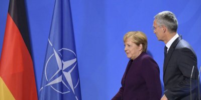 Merkel'den Macron'a tepki: NATO güvenliğimizin temeli