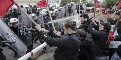 Yunanistan'da üniversite öğrencileri polisle çatıştı