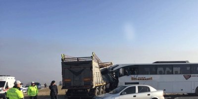 Afyonkarahisar'da yolcu otobüsü TIR'a çarptı: 2 ölü, 22 yaralı