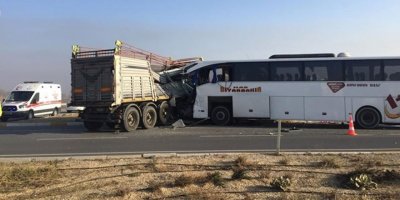 Yolcu otobüsü TIR'a çarptı: 2 ölü, 22 yaralı