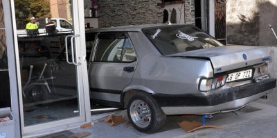 Başka bir aracın çarptığı otomobil, berber dükkanına girdi