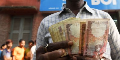 Hindistan’da gökten para yağdı