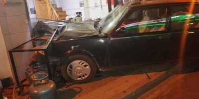 15 yaşındaki sürücü, otomobille iş yerine girdi