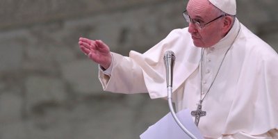 Papa'ya yakın piskopos hakkında uluslararası yakalama talebi