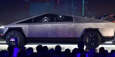 Tesla'ya soğuk duş: Cybertruck'ın kırılmaz denilen zırhlı camları tanıtımda kırıldı
