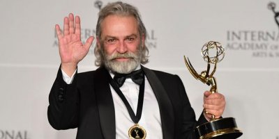 Haluk Bilginer'e Uluslararası Emmy Ödüllerinde en iyi erkek oyuncu ödülü