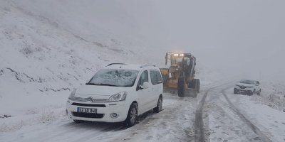 Tunceli'ye mevsimin ilk karı: Yollar kapandı, araçlar yolda kaldı