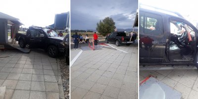 Araç otobüs durağına çarptı!